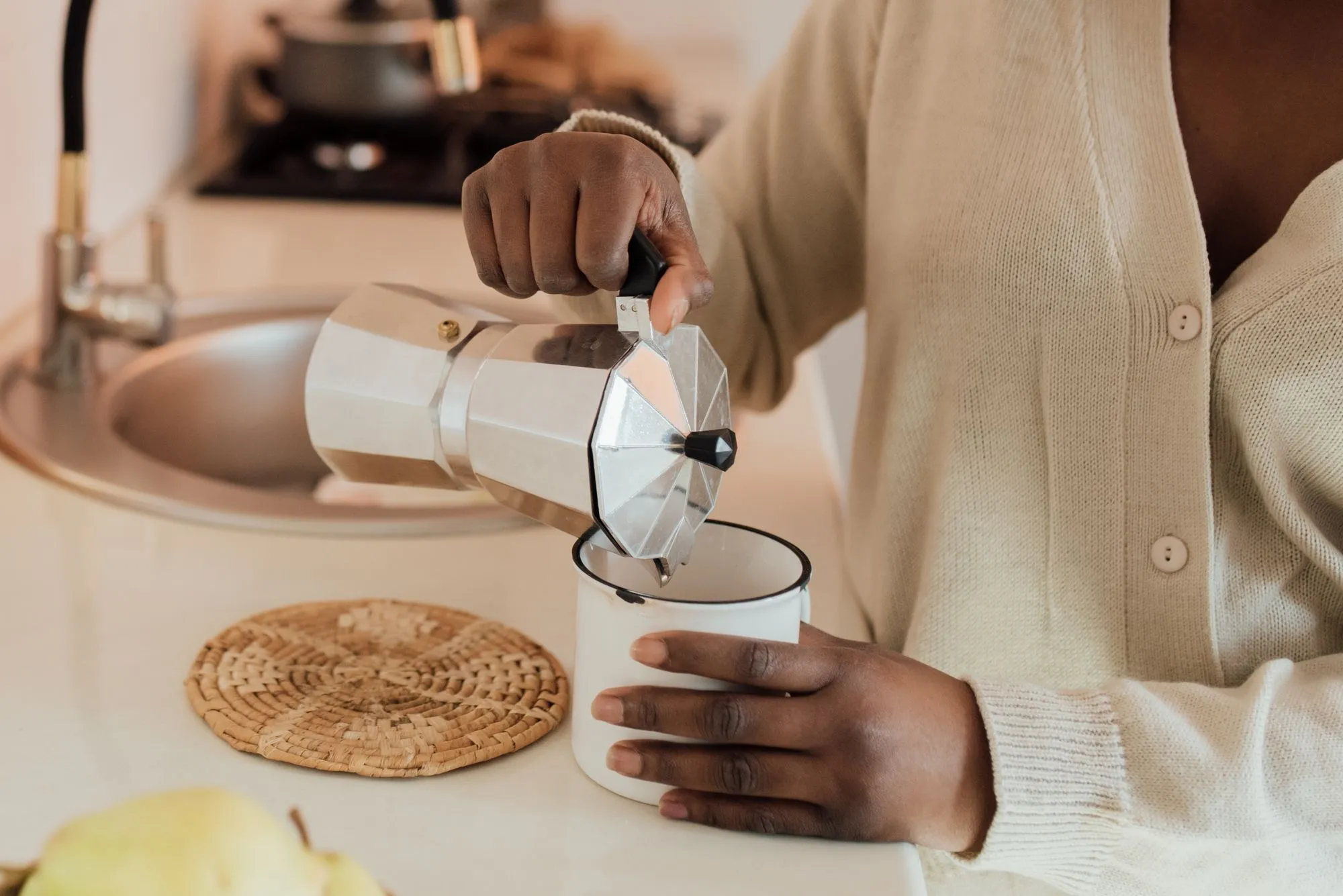 Café servi d’une cafetière italienne dans une tasse en émail