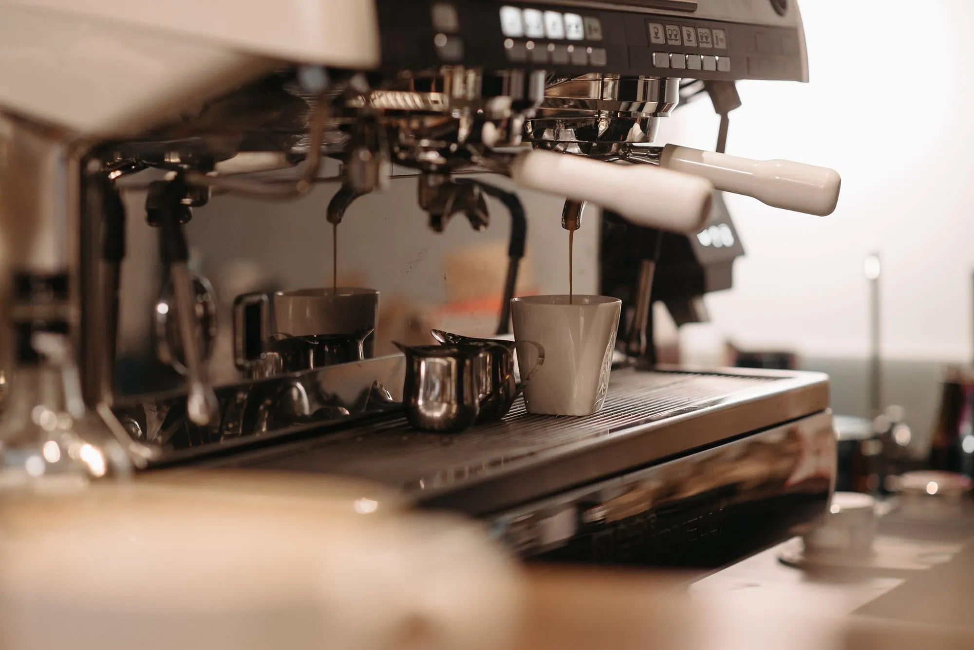 Expresso qui coule lentement dans une tasse blanche